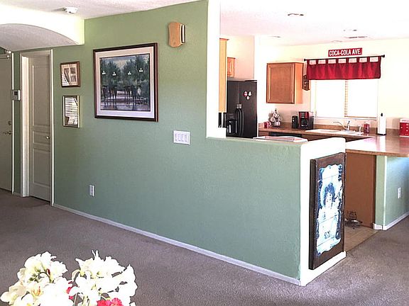 5th image of 264 W Hawthorne Dr