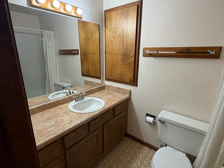 995 Cottonwood Ln — Photo 1