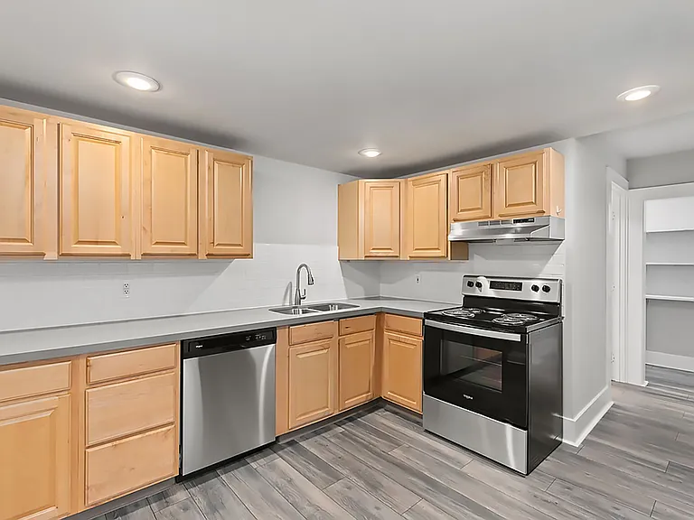 Farrah Apartments: 1 & 2 Bedroom Renovated Units — Photo 12