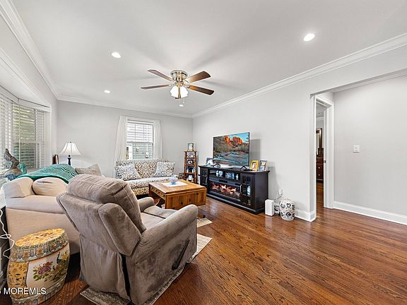 5th image of 8 Meadowbrook Avenue