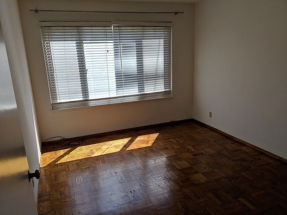 5th image of 246 28th St APT 1