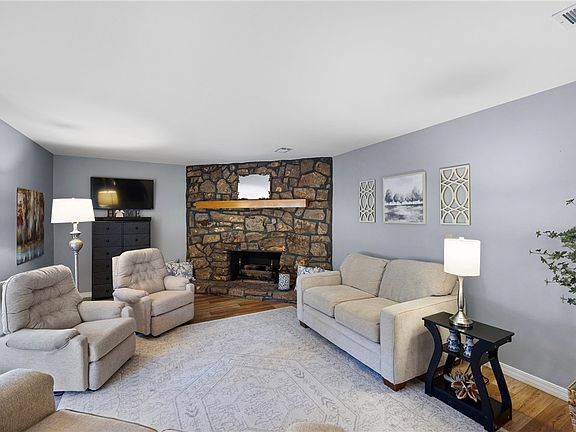 5th image of 307 Wisteria Ct