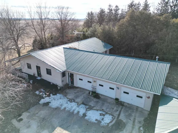 2830 100th St, Fort Atkinson, IA 52144