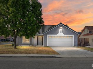 316 Lazy River Ln, Bakersfield, CA 93307