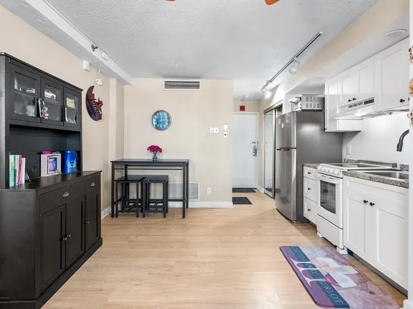 70 Southbridge St Rm 701, Worcester, MA 01608