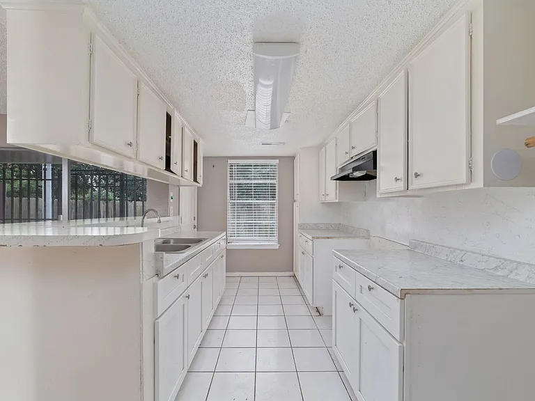 Newly Renovated Apartment In Houston — Photo 23