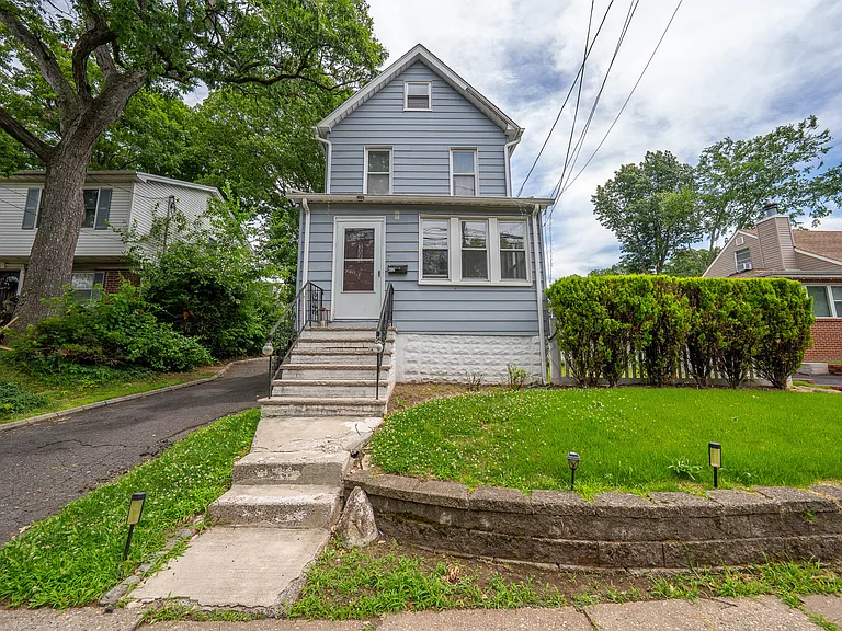 306 E Passaic Ave — Photo 1