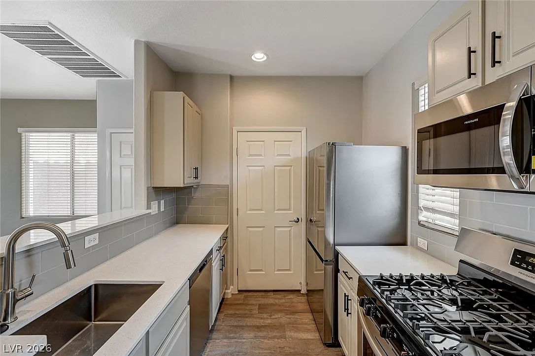 3 bed, 2.5 bath, 1327 sqft, $2,050 — Photo 1