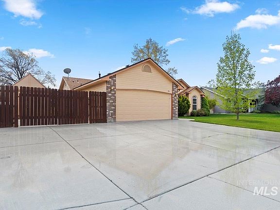 2nd image of 423 Autumn Dr