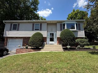 7 Twin Ct, Pearl River, NY 10965