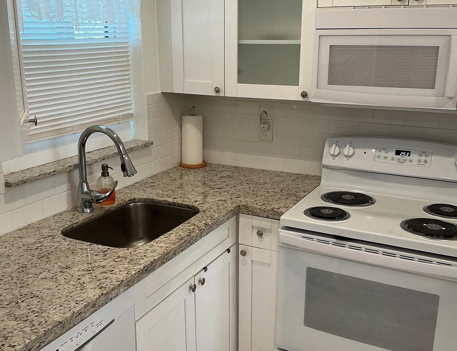 2 bed, 2.0 bath, 850 sqft, $1,700 — Photo 2