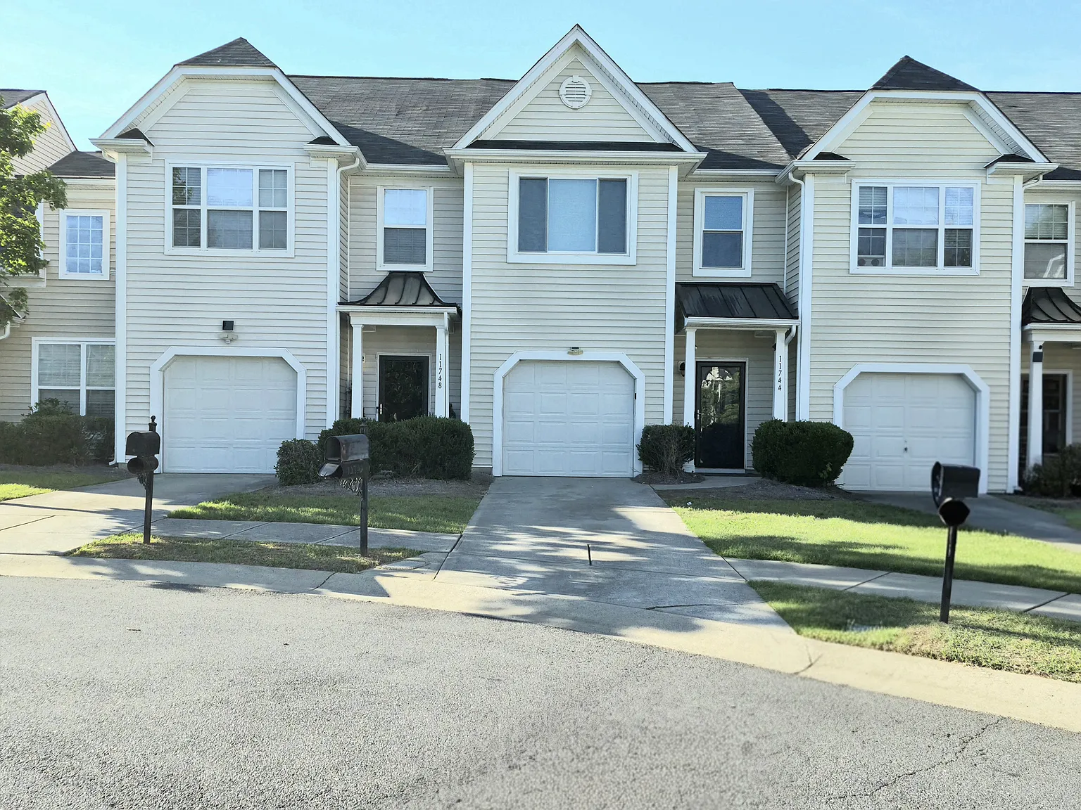 3 bed, 2.5 bath, 1568 sqft, $2,750 — Photo 2
