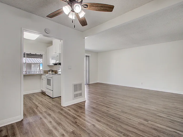 The Californian Apartments- HB — Photo 44