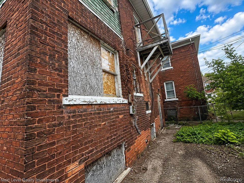 2nd image of 4246 Maxwell St