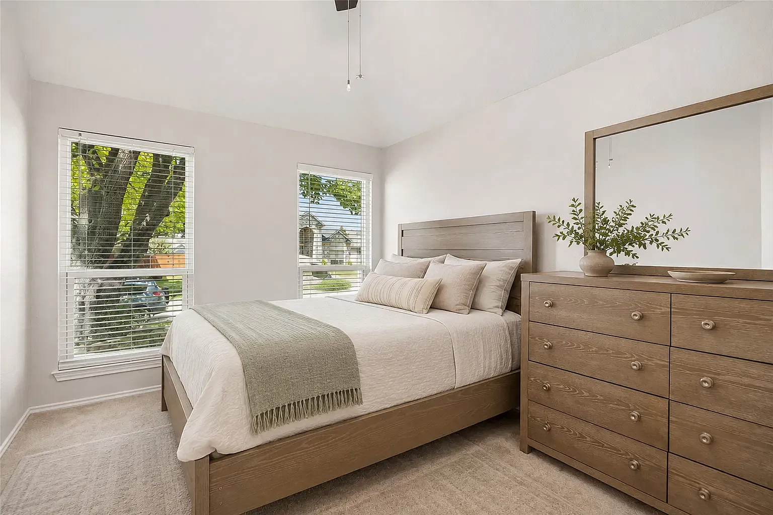 3 bed, 1933 sqft, $3,350 — Photo 3