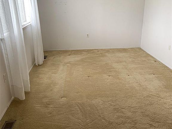 5th image of 8305 Camelot Ct