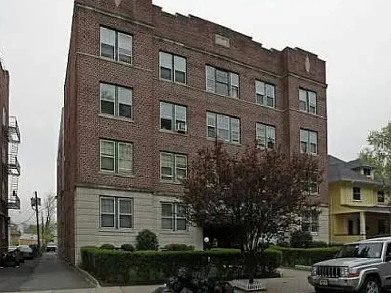 30 Gates Ave — Photo 1