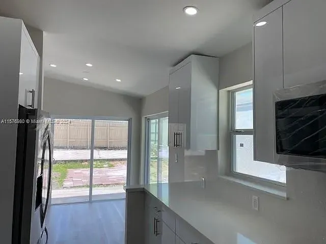 3 bed, 1365 sqft, $3,350 — Photo 3