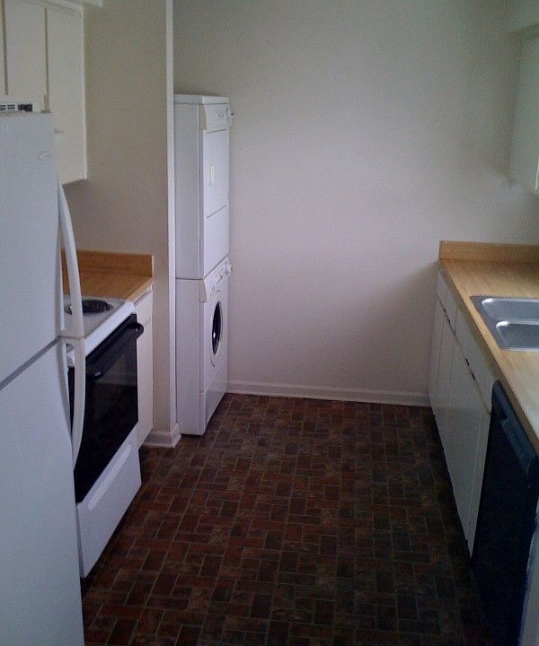 2nd image of 164 Brown Blvd #Q