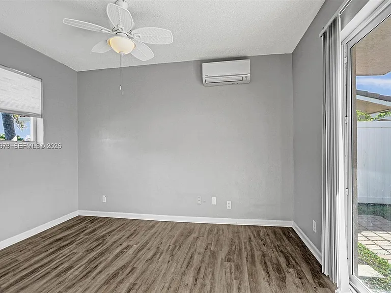 949 SE 10th Ct — Photo 16