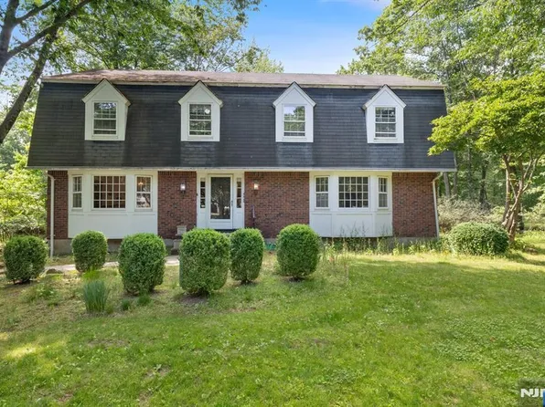 49 Clover Ln, Upper Saddle River, NJ 07458