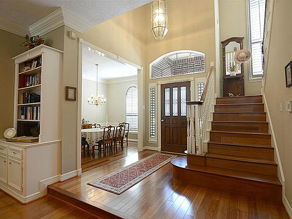 3rd image of 19514 Laurel Park Ln