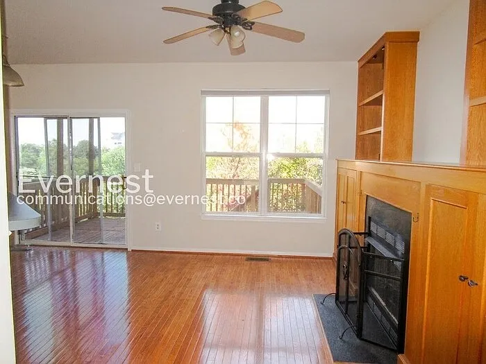 3 bed, 2.5 bath, 2300 sqft, $2,850 — Photo 3