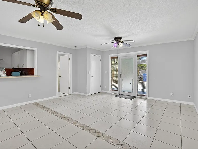 711 NE 14th St #STUDIO — Photo 13