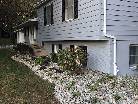 landscaping w/ riverstone