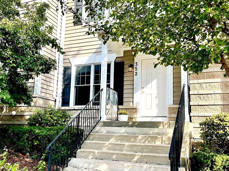 352 W Grand River Ave — Photo 1