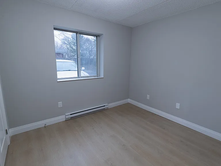 349 Queenston St — Photo 34