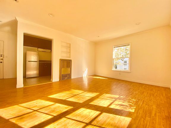 5th image of 309 N Sycamore Ave #26A