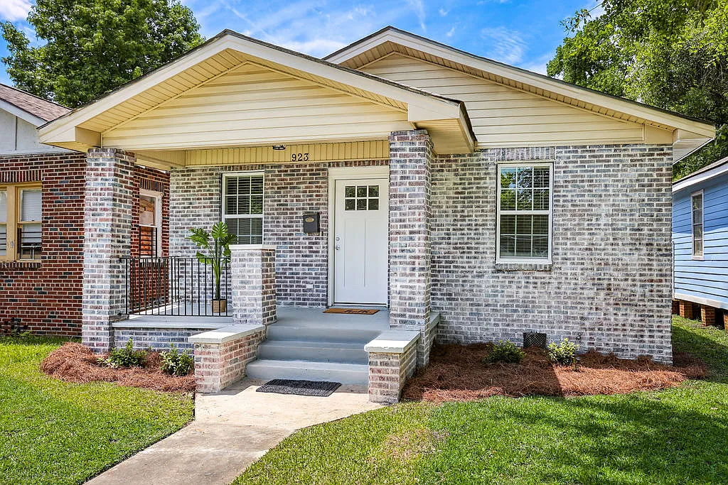 3 bed, 1056 sqft, $2,050 — Photo 1
