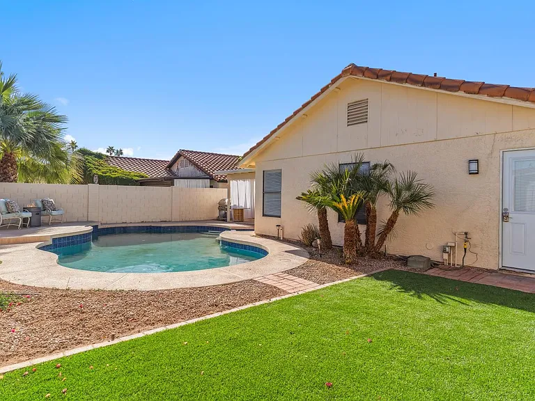 1739 N Palm Dr — Photo 14