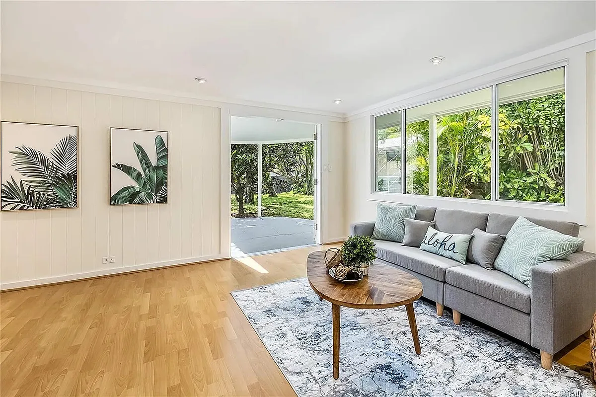 Living room - 431 Kuliouou Rd