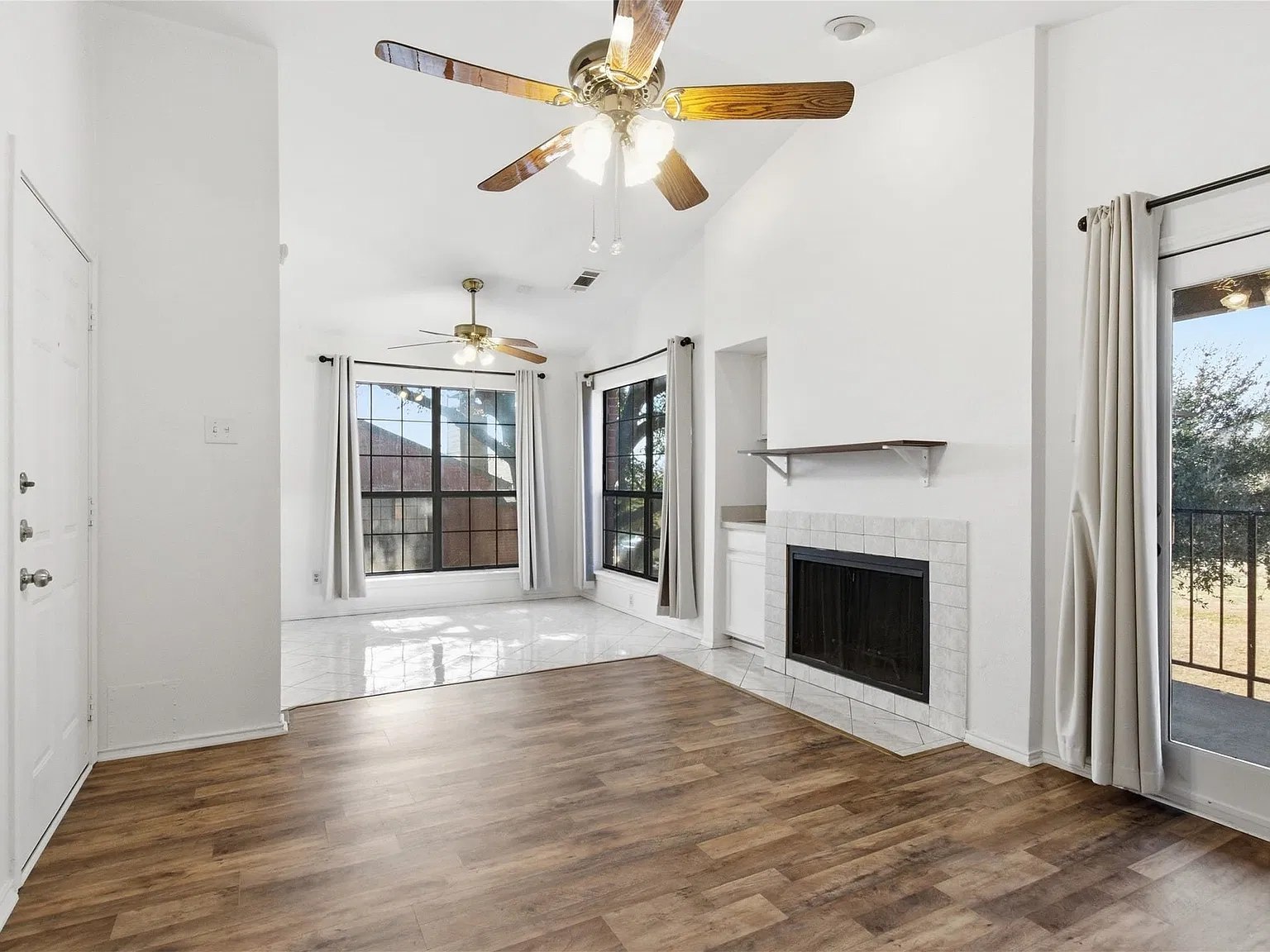 1 bed, 1.0 bath, 755 sqft, $1,100 — Photo 2