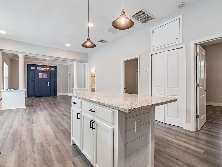 2321 W Green St — Photo 17