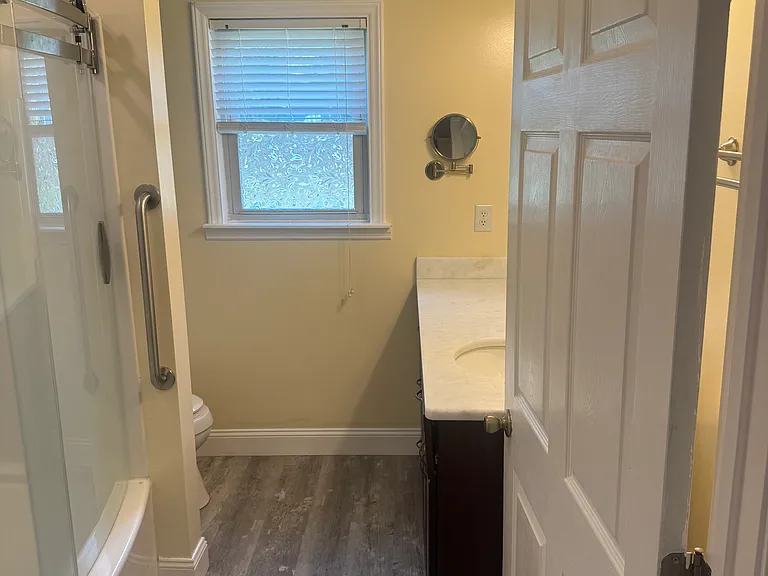 Bathroom: Full bathroom with tub/shower