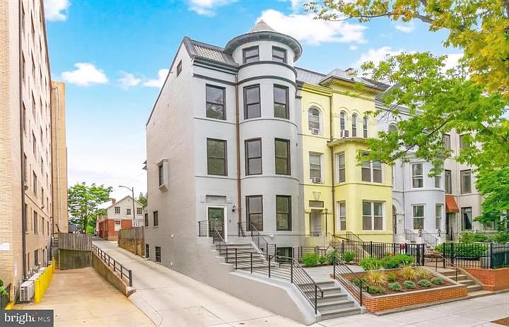 3 bed, 715 sqft, $5,250 — Photo 3