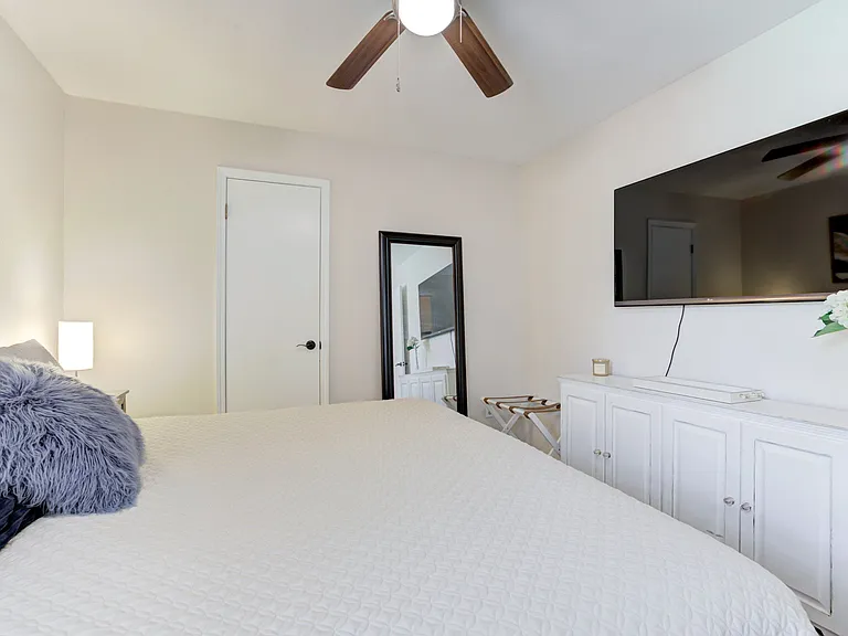 2109 S August St — Photo 36