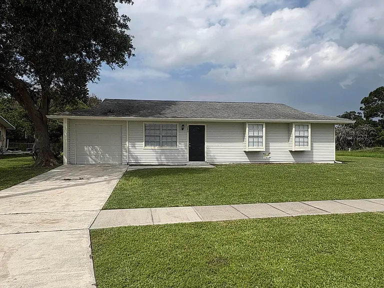 285 NE Floresta Dr — Photo 2