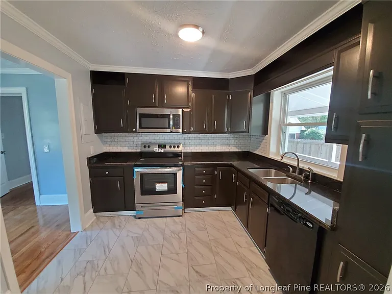 1015 Brook St — Photo 8