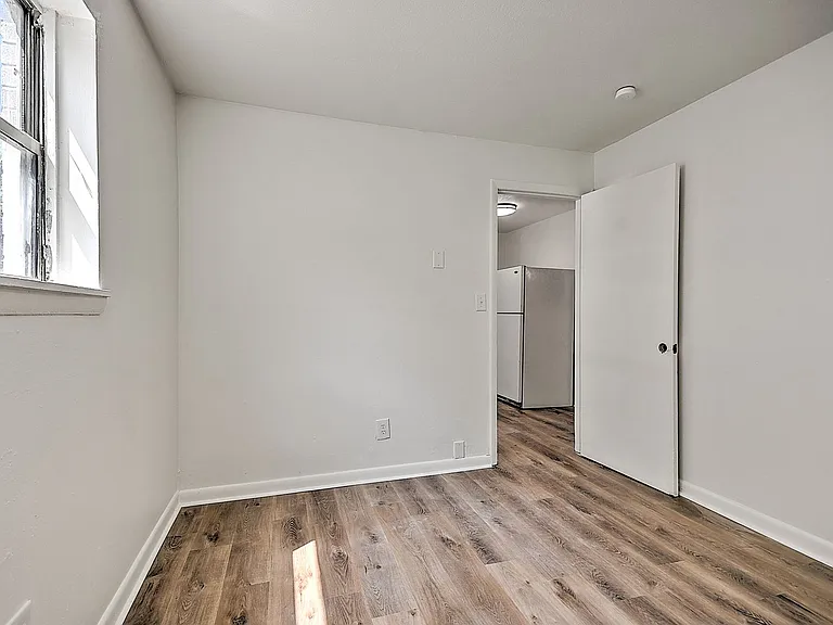716 W G St — Photo 11