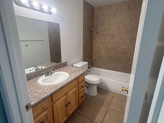4th image of 1007 E Deodar St APT D