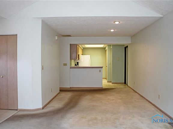 3rd image of 33 Stonegate Cir