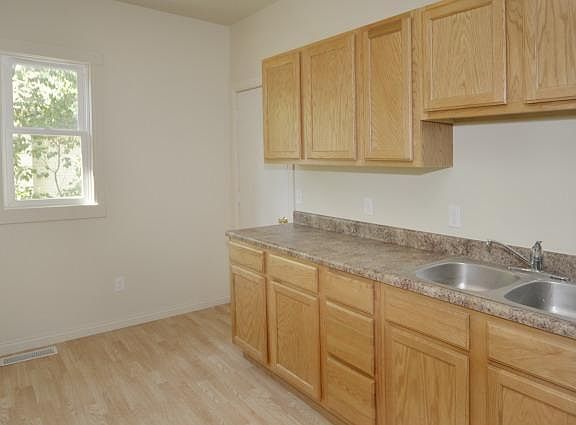 5th image of 10 Hinman St S