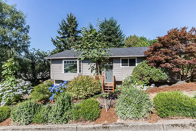 47 NW Hartley Ave photo 1