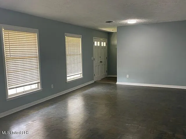 702 Persimmon Dr — Photo 3