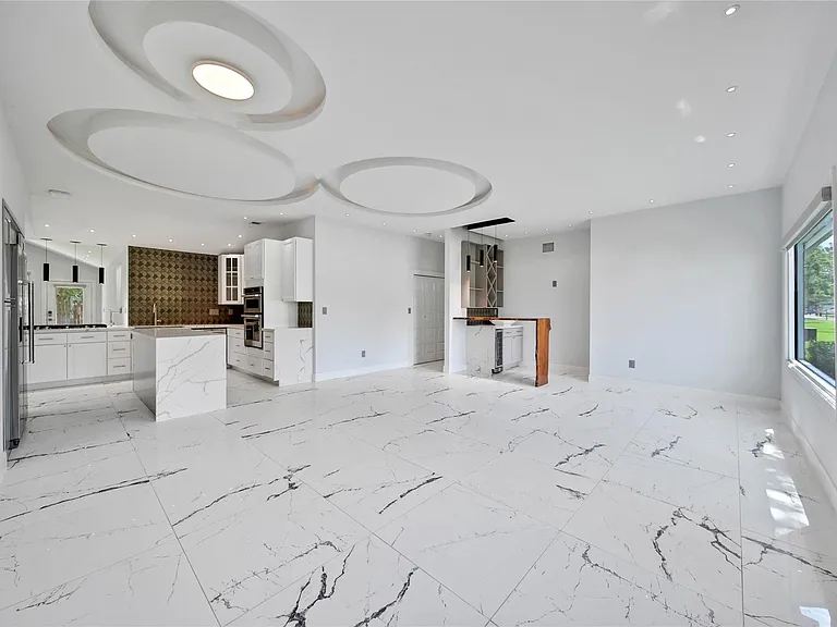 2206 Saxon Dr — Photo 15