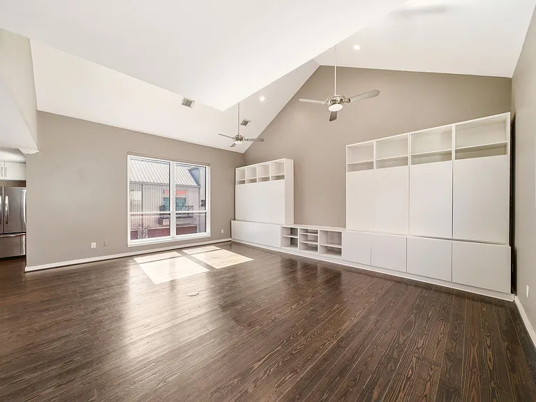 913 Saulnier St — Photo 10